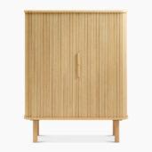 Cilla-kaappi on moderni, mutta minimalistinen ja käytännöllinen olohuoneen kaluste. Saatavilla myös samaan sarjaan Cilla-senkki ja Cilla-tv-taso.