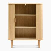 Cilla-kaappi on moderni, mutta minimalistinen ja käytännöllinen olohuoneen kaluste. Saatavilla myös samaan sarjaan Cilla-senkki ja Cilla-tv-taso.