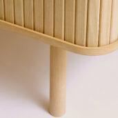 Cilla-senkki on moderni, mutta minimalistinen ja käytännöllinen olohuoneen kaluste. Saatavilla myös samaan sarjaan Cilla-tv-taso ja Cilla-kaappi.