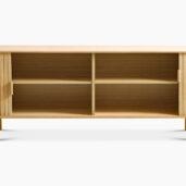 Cilla-tv-taso on moderni, mutta minimalistinen ja käytännöllinen olohuoneen kaluste. Saatavilla myös samaan sarjaan Cilla-senkki ja Cilla-kaappi.