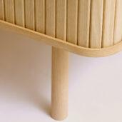 Cilla-tv-taso on moderni, mutta minimalistinen ja käytännöllinen olohuoneen kaluste. Saatavilla myös samaan sarjaan Cilla-senkki ja Cilla-kaappi.