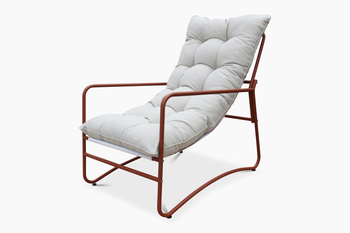 Danskog Chair_terracotta Danskog-sarjan kalusteissa on minimalistinen muotoilu ja kevyt rakenne. Kalusteissa on pulverimaalattu teräsrunko ja kestävä verhoilukangas, joka on 100% polyesteria. Tuoleista on valittavissa kokonaan salvianvihreä väri tai terracotan sävyinen runko beigellä pehmusteella.
