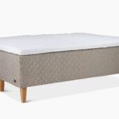 Dream Sleep -malliston sängyt antavat ylellisen tunteen ja mannermaista tyyliä makuuhuoneeseen. Laadukkaissa Dream Sleepin sängyissä on korkeampi runko ja tyylikäs tikattu kangas. 5-vyöhykkeinen pussijousitus mukailee kehoa.