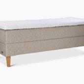 Dream Sleep -malliston sängyt antavat ylellisen tunteen ja mannermaista tyyliä makuuhuoneeseen. Laadukkaissa Dream Sleepin sängyissä on korkeampi runko ja tyylikäs tikattu kangas. 5-vyöhykkeinen pussijousitus mukailee kehoa.