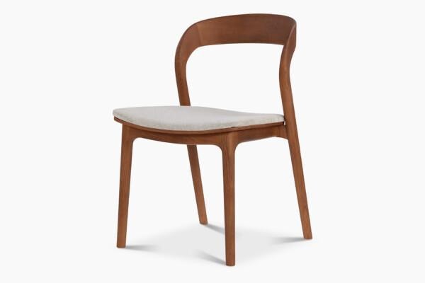 Eden-tuolin selkänojassa on veistoksellista pyöreyttä. Pyöreä selkänoja takaa hyvän istumamukavuuden. Tuolissa on kiinteästi verhoiltu beige, pehmustettu istuin. Tuolia on saatavilla tammen ja pähkinän sävyisenä.