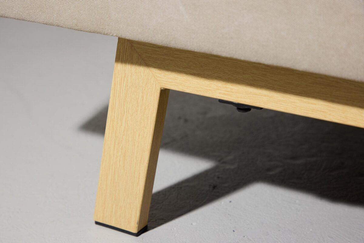 Eino_vuodesohva_beige12 Eino-vuodesohva yhdistää älykkään toiminnallisuuden ja modernin, pehmeälinjaisen muotoilun. Vuodesohvan viimeistelee puujäljitelmäinen teräsrunko, joka tuo luonnollisuutta sohvaan. Beige pellavakangasverhoilu tekee sohvasta ilmavan ja ajattoman, jolloin sohva on helppo yhdistää erilaisiin sisustustyyleihin.