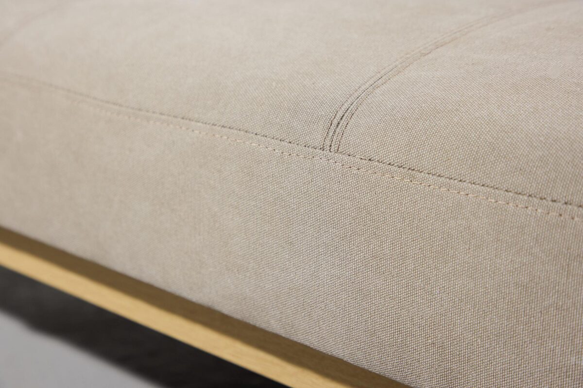 Eino_vuodesohva_beige13 Eino-vuodesohva yhdistää älykkään toiminnallisuuden ja modernin, pehmeälinjaisen muotoilun. Vuodesohvan viimeistelee puujäljitelmäinen teräsrunko, joka tuo luonnollisuutta sohvaan. Beige pellavakangasverhoilu tekee sohvasta ilmavan ja ajattoman, jolloin sohva on helppo yhdistää erilaisiin sisustustyyleihin.
