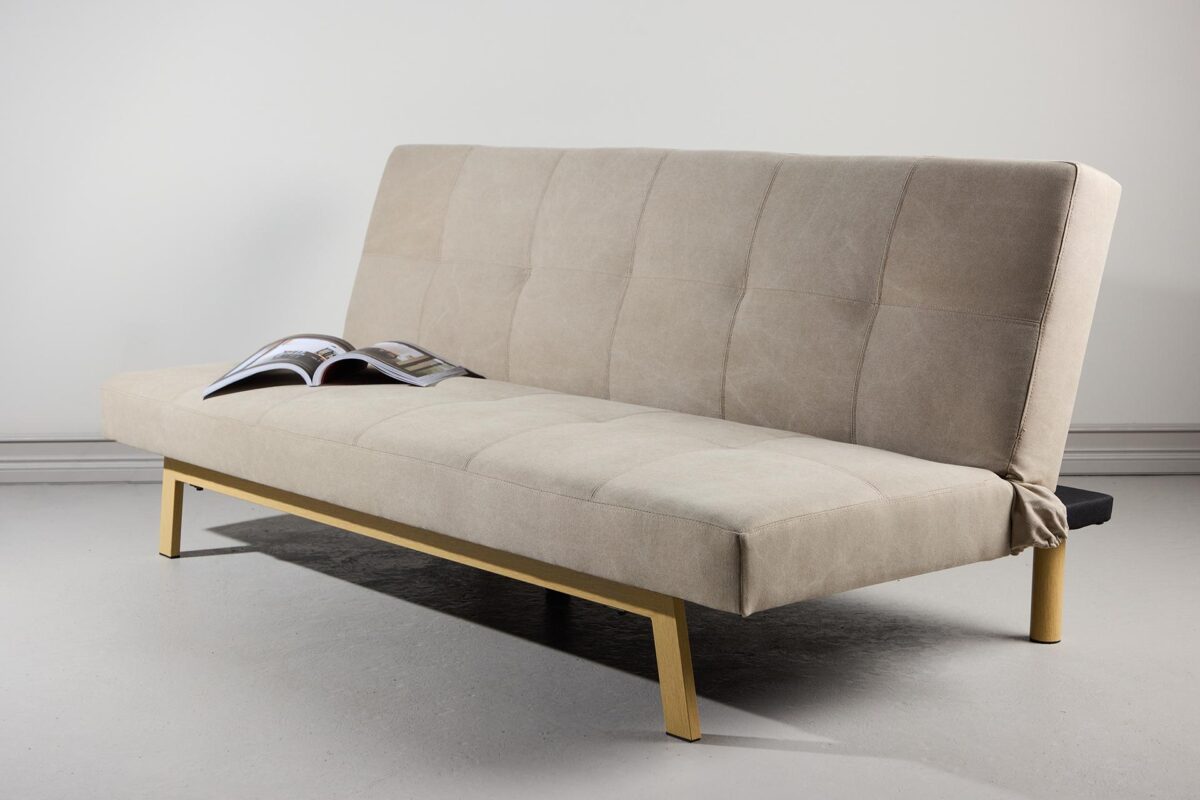 Eino_vuodesohva_beige_miljoo2 Eino-vuodesohva yhdistää älykkään toiminnallisuuden ja modernin, pehmeälinjaisen muotoilun. Vuodesohvan viimeistelee puujäljitelmäinen teräsrunko, joka tuo luonnollisuutta sohvaan. Beige pellavakangasverhoilu tekee sohvasta ilmavan ja ajattoman, jolloin sohva on helppo yhdistää erilaisiin sisustustyyleihin.