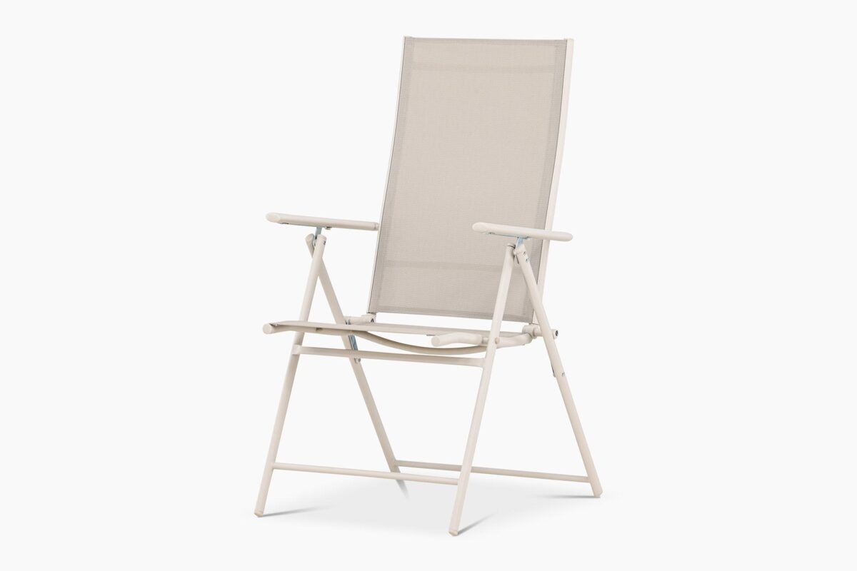 Elba_tuoli_beige Elba-tuolin ajattomat värit, beige ja musta, sekä siro teräsrunko luovat kevyen, mutta tukevan kokonaisuuden, joka sopii vaivattomasti erilaisiin ulkosisustuksiin.