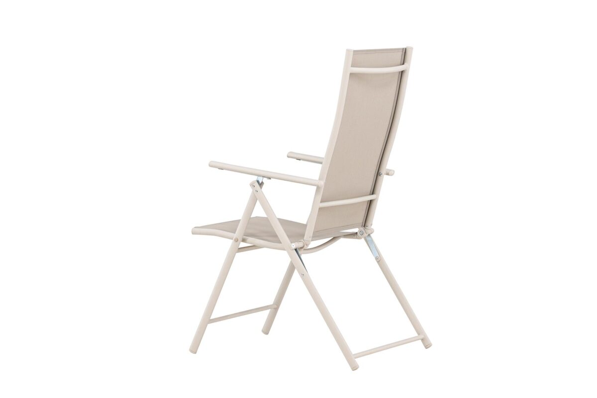 Elba_tuoli_beige4 Elba-tuolin ajattomat värit, beige ja musta, sekä siro teräsrunko luovat kevyen, mutta tukevan kokonaisuuden, joka sopii vaivattomasti erilaisiin ulkosisustuksiin.