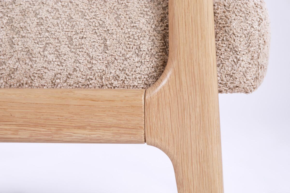 Emil-nojatuolissa on laadukas chenillekangas, joka on 100% polyesteria. Tuolia on saatavilla beigen ja valkoisen värisenä.