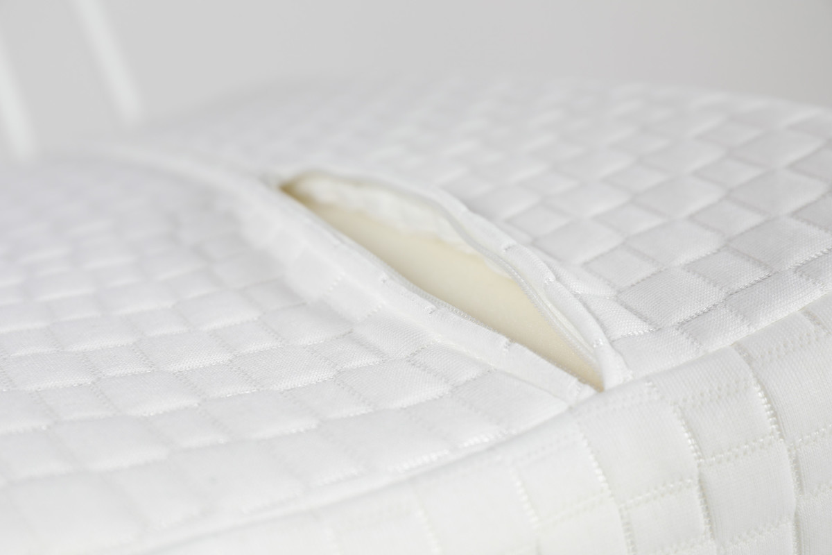 Ergo Sleep -tyynyssä on aaltomainen muotoilu, joka ohjaa nukkujan asennon oikeaksi