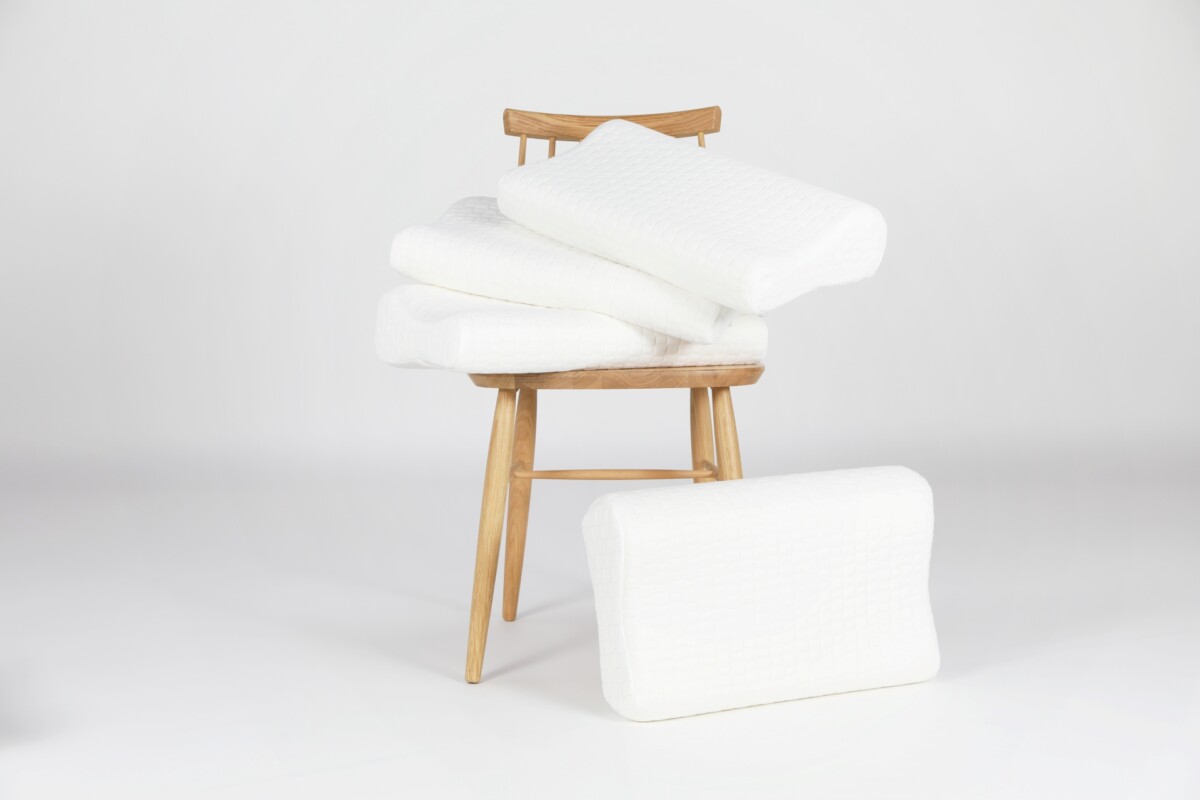 Niemi Designin Ergo Sleep -tyyny tukee niskaa ja muotoutuu lämmön ja painon vaikutuksesta yksilöllisesti sopivaksi.