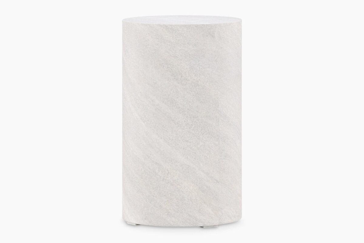 Frey-sivupöytä on täydellinen valinta, kun etsit kompaktia ja eleganttia pöytää esimerkiksi olohuoneeseen, makuuhuoneeseen tai eteiseen. Sivupöydän halkaisija on 30 cm.