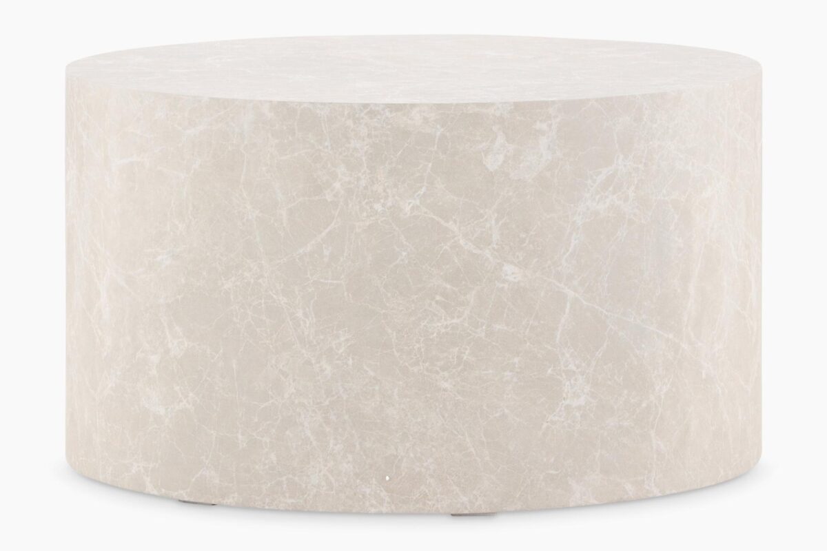 Frey-sohvapöytä on tyylikäs ja ajattoman elegantti pyöreä pöytä, joka tuo ripauksen hienostuneisuutta mihin tahansa olohuoneeseen. 80 cm halkaisija tarjoaa reilusti tilaa niin kirjojen, lehtien kuin koriste-esineiden esillepanoon, ja se toimii samalla näyttävänä sisustuselementtinä.