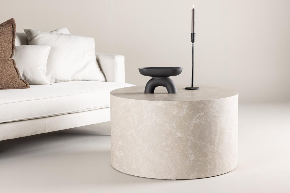 Frey_sohvapoyta80cm_pyorea_beige_milj_vaaka1 Frey-sohvapöytä on tyylikäs ja ajattoman elegantti pyöreä pöytä, joka tuo ripauksen hienostuneisuutta mihin tahansa olohuoneeseen. 80 cm halkaisija tarjoaa reilusti tilaa niin kirjojen, lehtien kuin koriste-esineiden esillepanoon, ja se toimii samalla näyttävänä sisustuselementtinä.