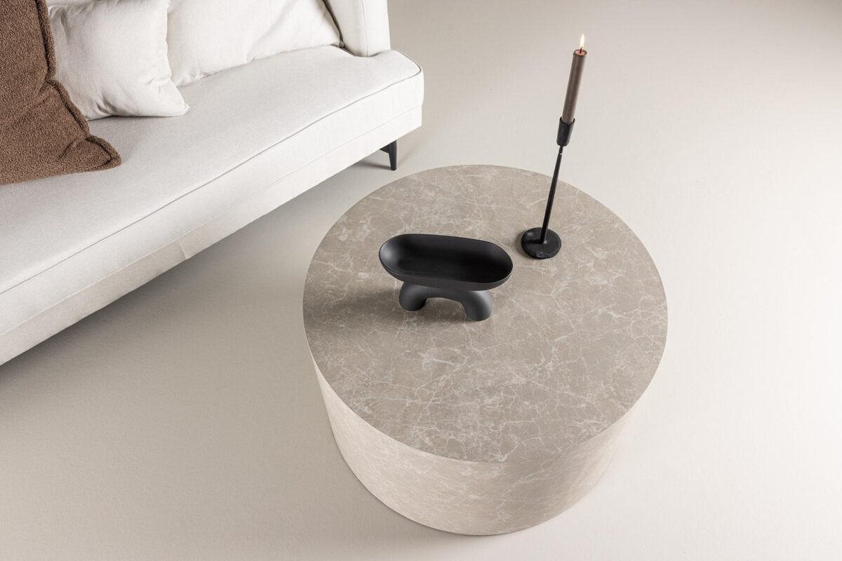 Frey_sohvapoyta80cm_pyorea_beige_milj_vaaka4 Frey-sohvapöytä on tyylikäs ja ajattoman elegantti pyöreä pöytä, joka tuo ripauksen hienostuneisuutta mihin tahansa olohuoneeseen. 80 cm halkaisija tarjoaa reilusti tilaa niin kirjojen, lehtien kuin koriste-esineiden esillepanoon, ja se toimii samalla näyttävänä sisustuselementtinä.