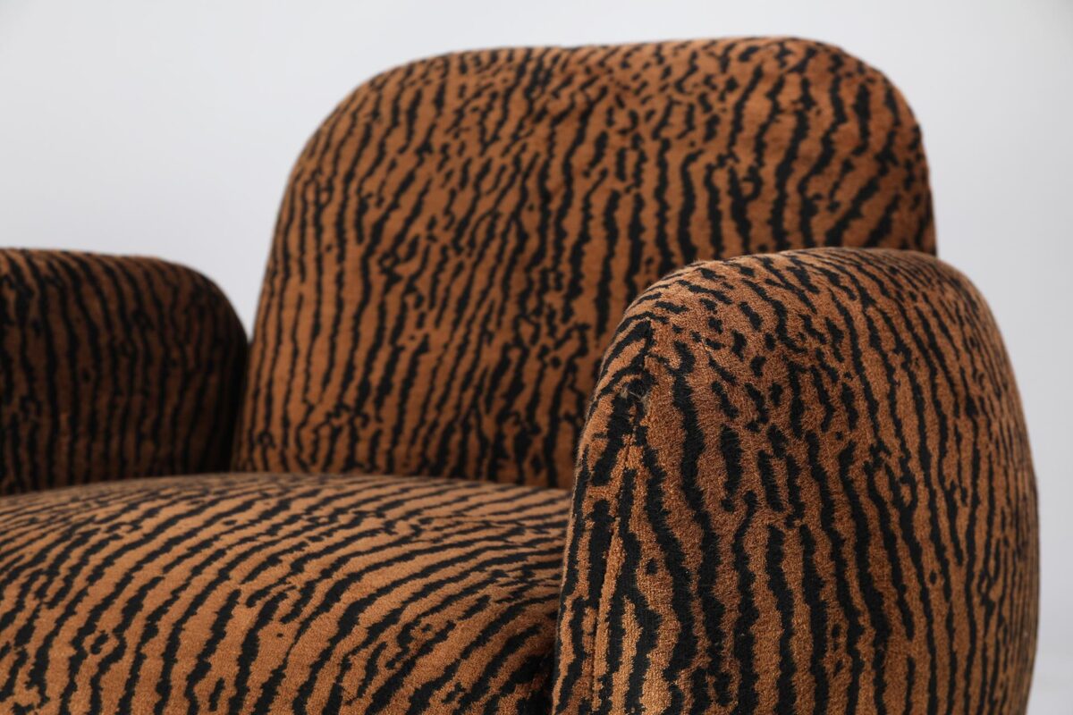 Helmet_nojat_catz_ruskea8 Helmet-nojatuoliin ripauksen villeyttä ja viidakon meininkiä tuo näyttävä ja ylellisen pehmeä samettiverhoilukangas Catz, joka hurmaa upeilla väreillään ja sametin hienostuneella hohdolla. Helmet-nojatuolia on saatavilla valkoisena ja ruskeana.