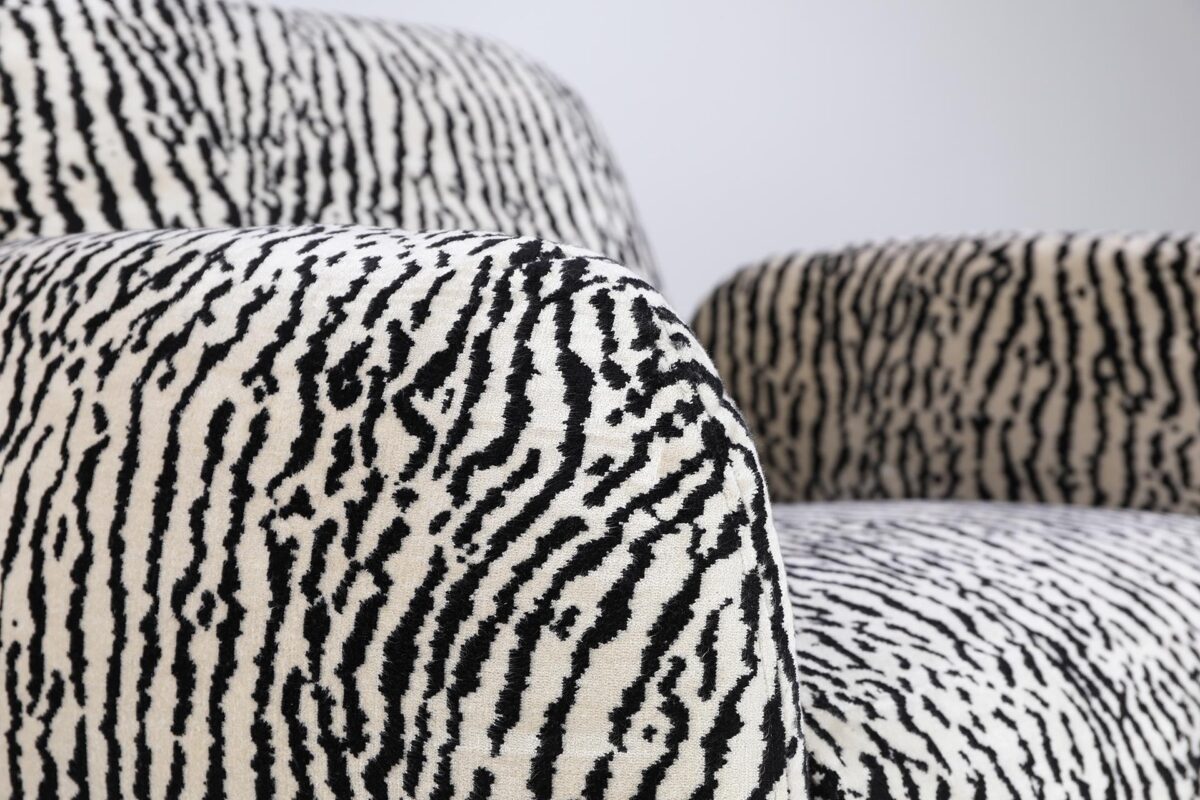 Helmet_nojat_catz_valkoinen7 Helmet-nojatuoliin ripauksen villeyttä ja viidakon meininkiä tuo näyttävä ja ylellisen pehmeä samettiverhoilukangas Catz, joka hurmaa upeilla väreillään ja sametin hienostuneella hohdolla. Helmet-nojatuolia on saatavilla valkoisena ja ruskeana.