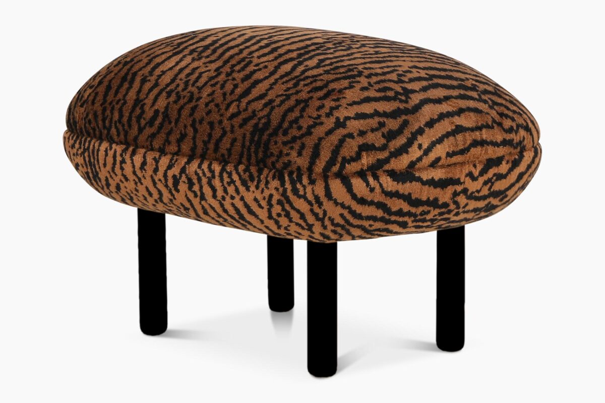 Helmet_rahi_catz_ruskea1_mustajalka Helmet-rahiin ripauksen villeyttä ja viidakon meininkiä tuo näyttävä ja ylellisen pehmeä samettiverhoilukangas Catz, joka hurmaa upeilla väreillään ja sametin hienostuneella hohdolla. Helmet-rahia on saatavilla valkoisena ja ruskeana.