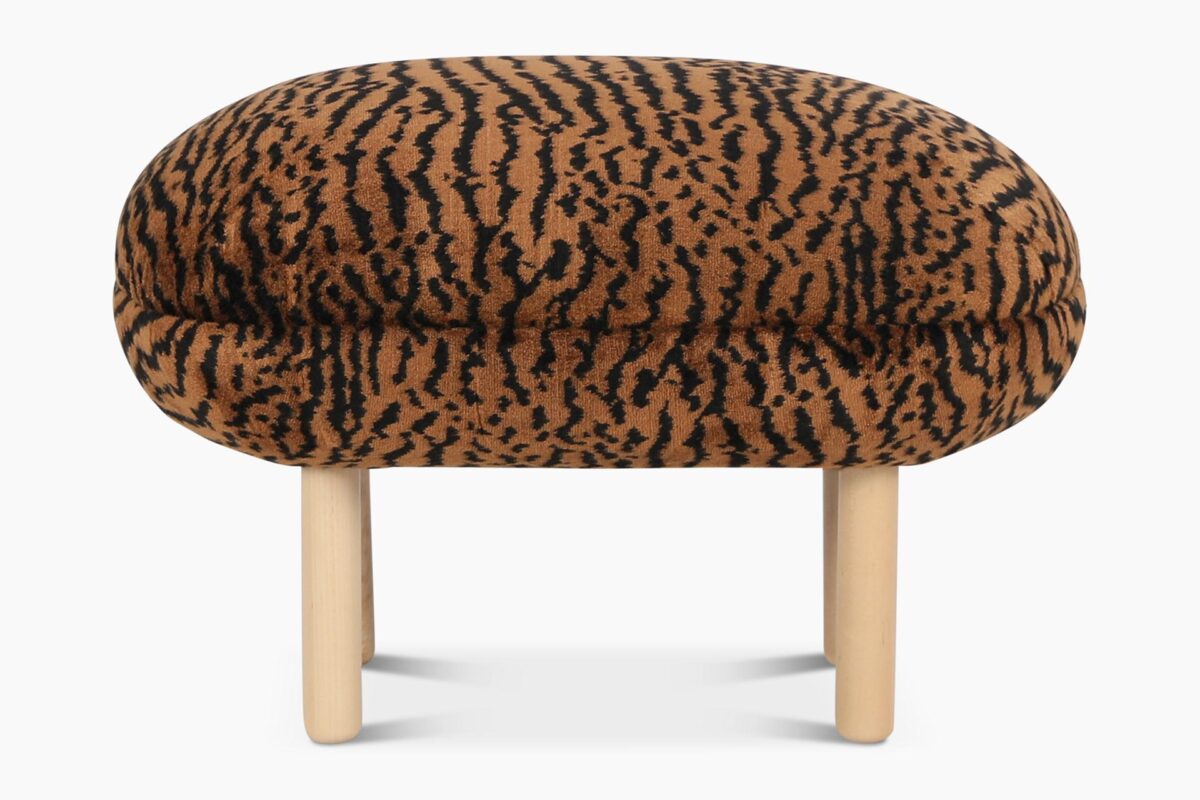Helmet_rahi_catz_ruskea3 Helmet-rahiin ripauksen villeyttä ja viidakon meininkiä tuo näyttävä ja ylellisen pehmeä samettiverhoilukangas Catz, joka hurmaa upeilla väreillään ja sametin hienostuneella hohdolla. Helmet-rahia on saatavilla valkoisena ja ruskeana.