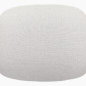 Ihanan pehmeää, syliinsä kutsuvaa Helmet-nojatuolia ja -rahia saa nyt myös vaalealla Minco 2 -kankaalla.