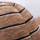 Helmet-rahi saa uuden, raikkaan ja raidallisen ilmeen Preppy-kuosista. Preppy on osa Lauritzonin, Niemi Designin ja Sidosteen ainutlaatuista yhteistyömallistoa, jossa sama design kulkee kankaasta huonekaluihin ja aina sukkiin asti. Helmet-nojatuolin on suunnitellut sisustusarkkitehti SIO ja kalustemuotoilija Marjut Nousiainen. Helmet-rahi valmistetaan omalla sohvatehtaallamme Virossa.