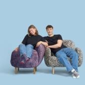 Helmet-nojatuoli saa uuden, graafisen ilmeen Zoom-kuosista. Zoom on osa Lauritzonin, Niemi Designin ja Sidosteen ainutlaatuista yhteistyömallistoa, jossa sama design kulkee kankaasta huonekaluihin ja aina sukkiin asti. Helmet-nojatuolin on suunnitellut sisustusarkkitehti SIO ja kalustemuotoilija Marjut Nousiainen. Helmet-nojatuoli valmistetaan omalla sohvatehtaallamme Virossa.