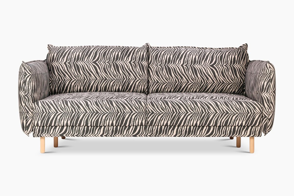 Himanka_Wildlife_mustavalk Himanka-vuodesohvassa yhdistyvät ylellinen pehmeys ja moderni design. Ruskeavalkoinen ja mustavalkoinen Wildlife-verhoilukangas tuo sohvaan hienostuneen ilmeen ja nostaa arjen mukavuuden uudelle tasolle.