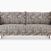 Himanka-vuodesohvassa yhdistyvät ylellinen pehmeys ja moderni design. Ruskeavalkoinen ja mustavalkoinen Wildlife-verhoilukangas tuo sohvaan hienostuneen ilmeen ja nostaa arjen mukavuuden uudelle tasolle.