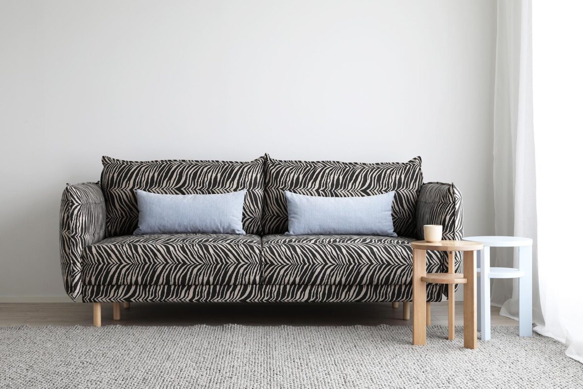 Himanka_Wildlife_mustavalk2_digi Himanka-vuodesohvassa yhdistyvät ylellinen pehmeys ja moderni design. Ruskeavalkoinen ja mustavalkoinen Wildlife-verhoilukangas tuo sohvaan hienostuneen ilmeen ja nostaa arjen mukavuuden uudelle tasolle.