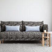 Himanka-vuodesohvassa yhdistyvät ylellinen pehmeys ja moderni design. Ruskeavalkoinen ja mustavalkoinen Wildlife-verhoilukangas tuo sohvaan hienostuneen ilmeen ja nostaa arjen mukavuuden uudelle tasolle.