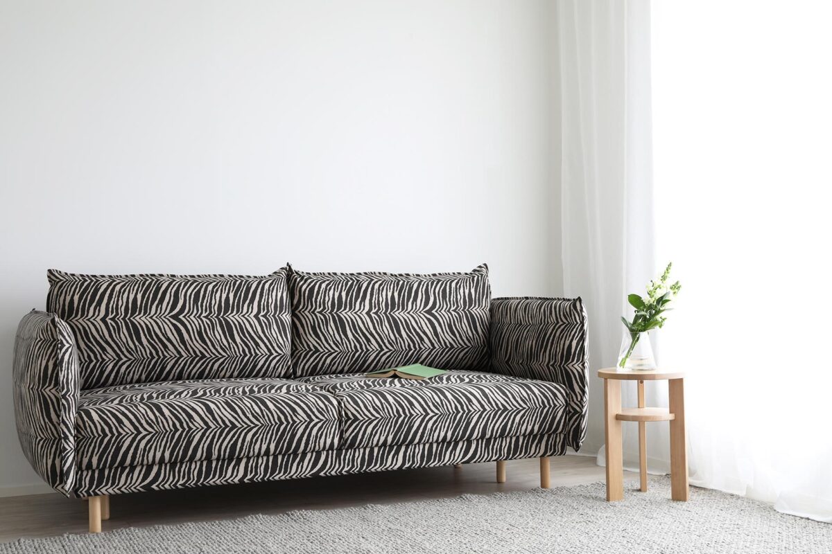 Himanka_Wildlife_mustavalk3_digi Himanka-vuodesohvassa yhdistyvät ylellinen pehmeys ja moderni design. Ruskeavalkoinen ja mustavalkoinen Wildlife-verhoilukangas tuo sohvaan hienostuneen ilmeen ja nostaa arjen mukavuuden uudelle tasolle.