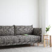 Himanka-vuodesohvassa yhdistyvät ylellinen pehmeys ja moderni design. Ruskeavalkoinen ja mustavalkoinen Wildlife-verhoilukangas tuo sohvaan hienostuneen ilmeen ja nostaa arjen mukavuuden uudelle tasolle.