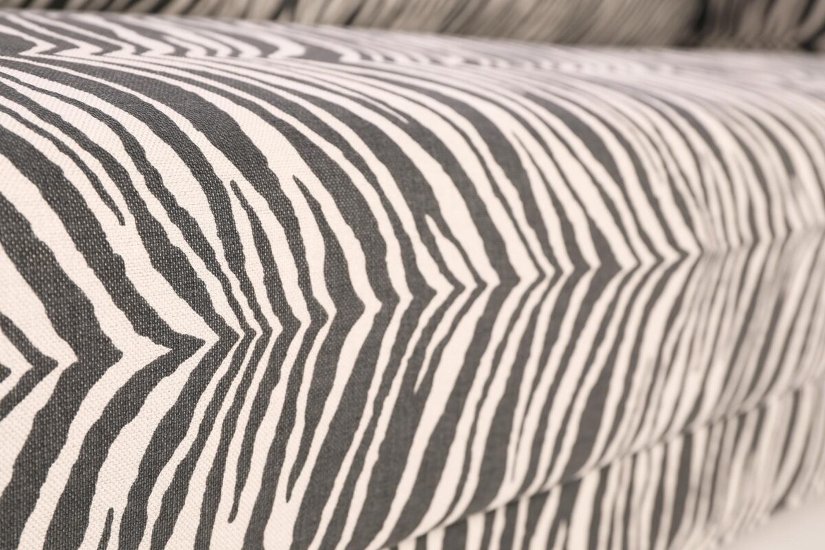 Himanka_Wildlife_mustavalk7 Himanka-vuodesohvassa yhdistyvät ylellinen pehmeys ja moderni design. Ruskeavalkoinen ja mustavalkoinen Wildlife-verhoilukangas tuo sohvaan hienostuneen ilmeen ja nostaa arjen mukavuuden uudelle tasolle.