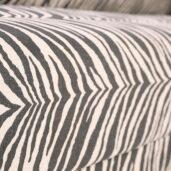 Himanka-vuodesohvassa yhdistyvät ylellinen pehmeys ja moderni design. Ruskeavalkoinen ja mustavalkoinen Wildlife-verhoilukangas tuo sohvaan hienostuneen ilmeen ja nostaa arjen mukavuuden uudelle tasolle.