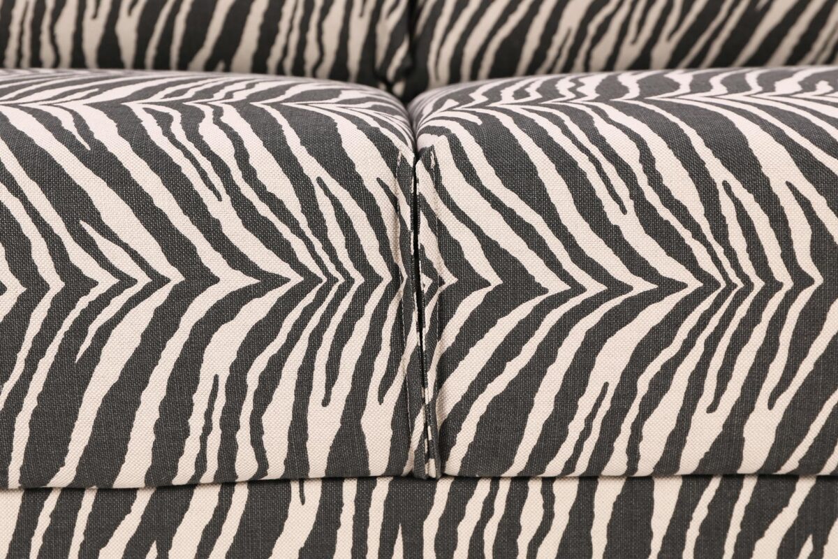 Himanka_Wildlife_mustavalk8 Himanka-vuodesohvassa yhdistyvät ylellinen pehmeys ja moderni design. Ruskeavalkoinen ja mustavalkoinen Wildlife-verhoilukangas tuo sohvaan hienostuneen ilmeen ja nostaa arjen mukavuuden uudelle tasolle.