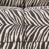 Himanka-vuodesohvassa yhdistyvät ylellinen pehmeys ja moderni design. Ruskeavalkoinen ja mustavalkoinen Wildlife-verhoilukangas tuo sohvaan hienostuneen ilmeen ja nostaa arjen mukavuuden uudelle tasolle.