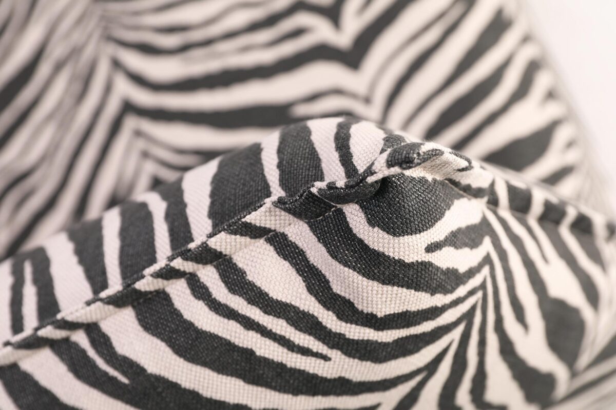 Himanka_Wildlife_mustavalk9 Himanka-vuodesohvassa yhdistyvät ylellinen pehmeys ja moderni design. Ruskeavalkoinen ja mustavalkoinen Wildlife-verhoilukangas tuo sohvaan hienostuneen ilmeen ja nostaa arjen mukavuuden uudelle tasolle.