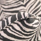 Himanka-vuodesohvassa yhdistyvät ylellinen pehmeys ja moderni design. Ruskeavalkoinen ja mustavalkoinen Wildlife-verhoilukangas tuo sohvaan hienostuneen ilmeen ja nostaa arjen mukavuuden uudelle tasolle.