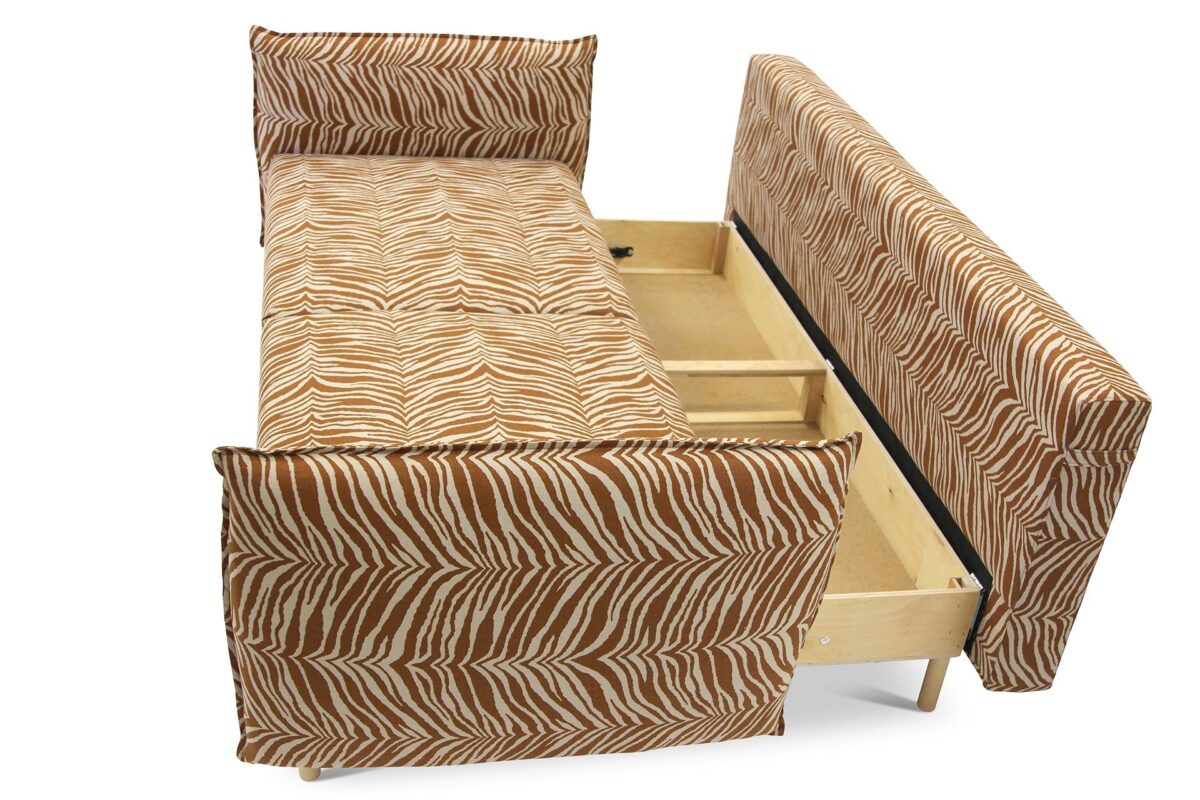Himanka_vuodesohva_Wildlife10 Himanka-vuodesohvassa yhdistyvät ylellinen pehmeys ja moderni design. Maanläheisen sävyinen, ruskeakuviollinen Wildlife-verhoilukangas tuo sohvaan hienostuneen ilmeen ja nostaa arjen mukavuuden uudelle tasolle.