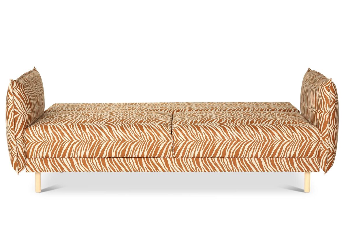 Himanka_vuodesohva_Wildlife3 Himanka-vuodesohvassa yhdistyvät ylellinen pehmeys ja moderni design. Maanläheisen sävyinen, ruskeakuviollinen Wildlife-verhoilukangas tuo sohvaan hienostuneen ilmeen ja nostaa arjen mukavuuden uudelle tasolle.