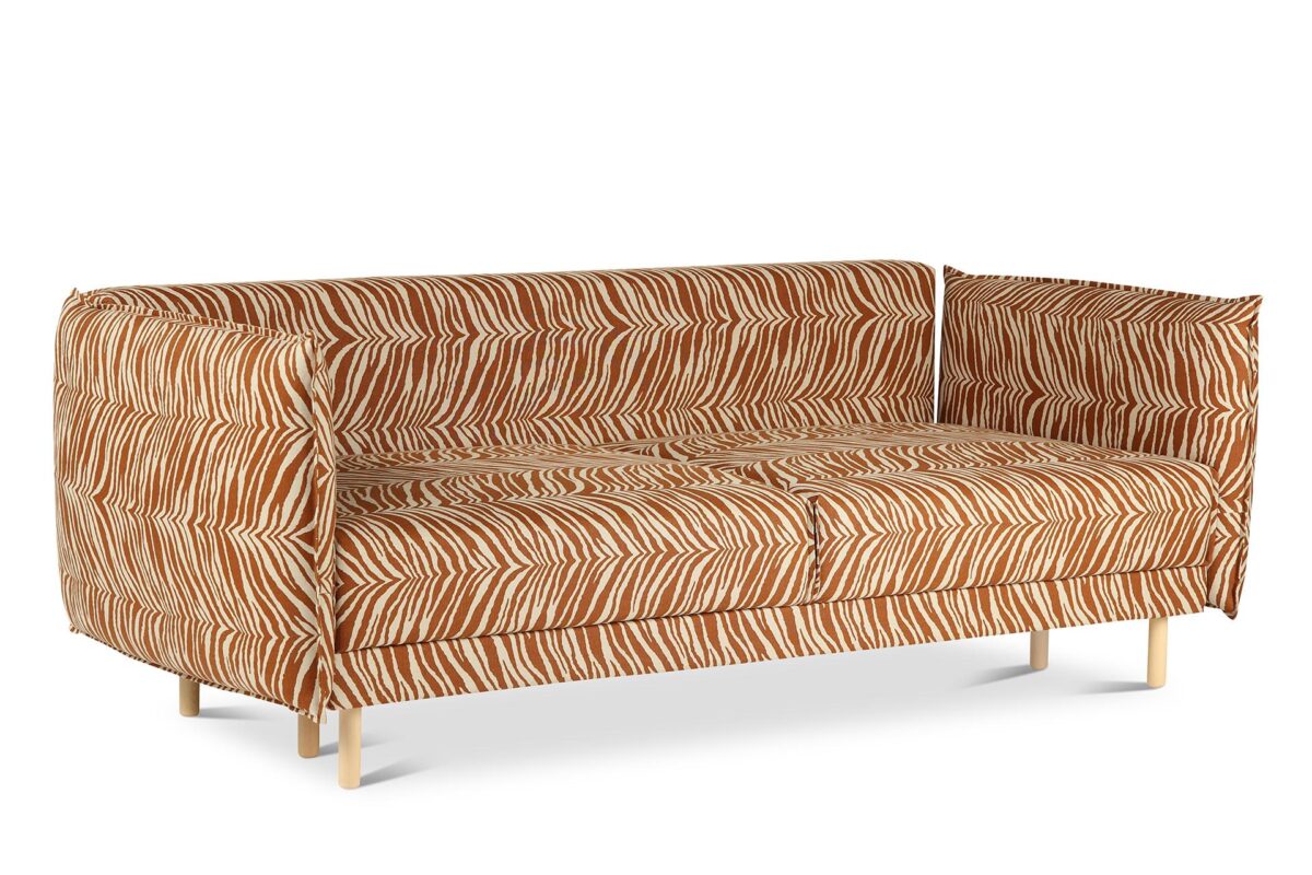 Himanka_vuodesohva_Wildlife6 Himanka-vuodesohvassa yhdistyvät ylellinen pehmeys ja moderni design. Maanläheisen sävyinen, ruskeakuviollinen Wildlife-verhoilukangas tuo sohvaan hienostuneen ilmeen ja nostaa arjen mukavuuden uudelle tasolle.