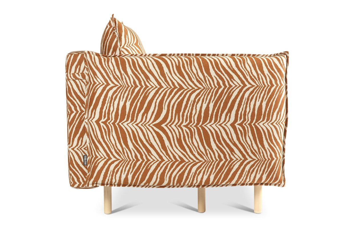 Himanka_vuodesohva_Wildlife8 Himanka-vuodesohvassa yhdistyvät ylellinen pehmeys ja moderni design. Maanläheisen sävyinen, ruskeakuviollinen Wildlife-verhoilukangas tuo sohvaan hienostuneen ilmeen ja nostaa arjen mukavuuden uudelle tasolle.
