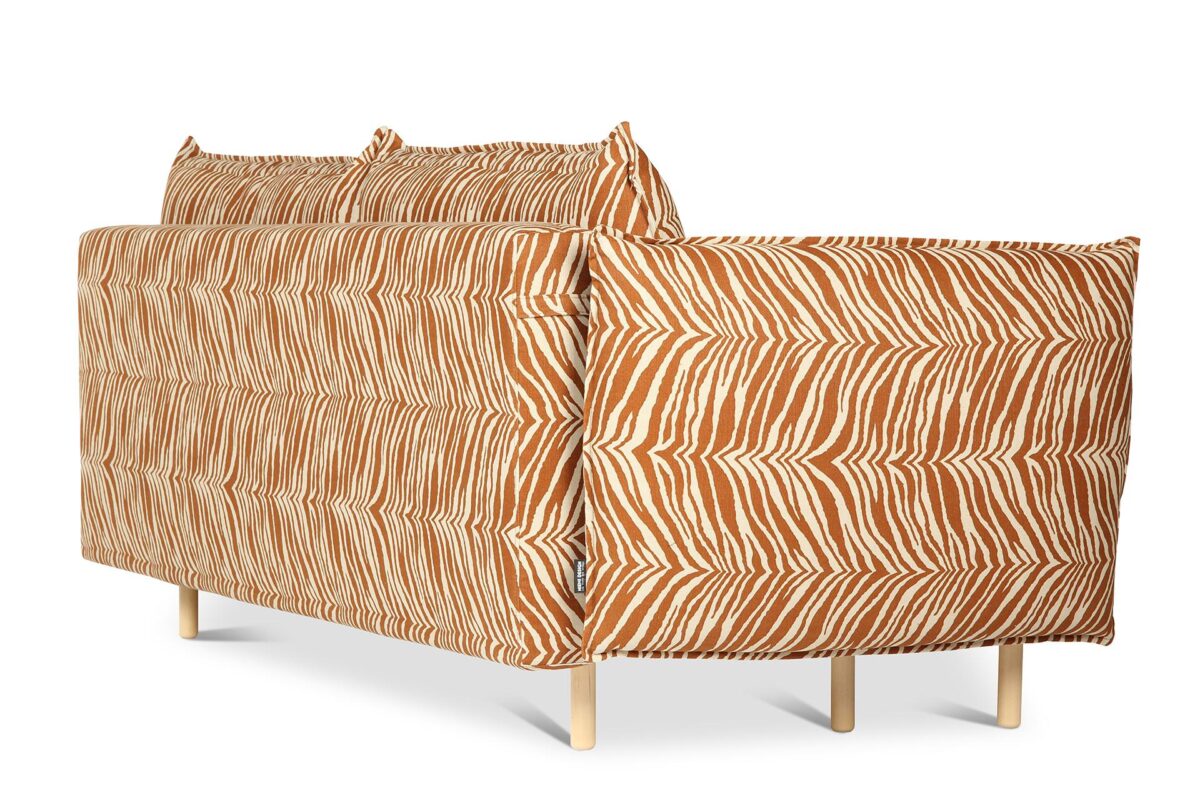 Himanka_vuodesohva_Wildlife9 Himanka-vuodesohvassa yhdistyvät ylellinen pehmeys ja moderni design. Maanläheisen sävyinen, ruskeakuviollinen Wildlife-verhoilukangas tuo sohvaan hienostuneen ilmeen ja nostaa arjen mukavuuden uudelle tasolle.