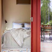 Oulun Asuntomessuilla Honkarakenteen Kömmelissä on Niemi Designin Pure Sleep -sarjan jenkkisänky ja pääty sekä Loviisa-sarjan puutarhakalusteet.