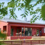 Oulun Asuntomessuilla Honkarakenteen Kömmelin terassilla on Niemi Designin Loviisa-pöytä ja Loviisa-tuolit.