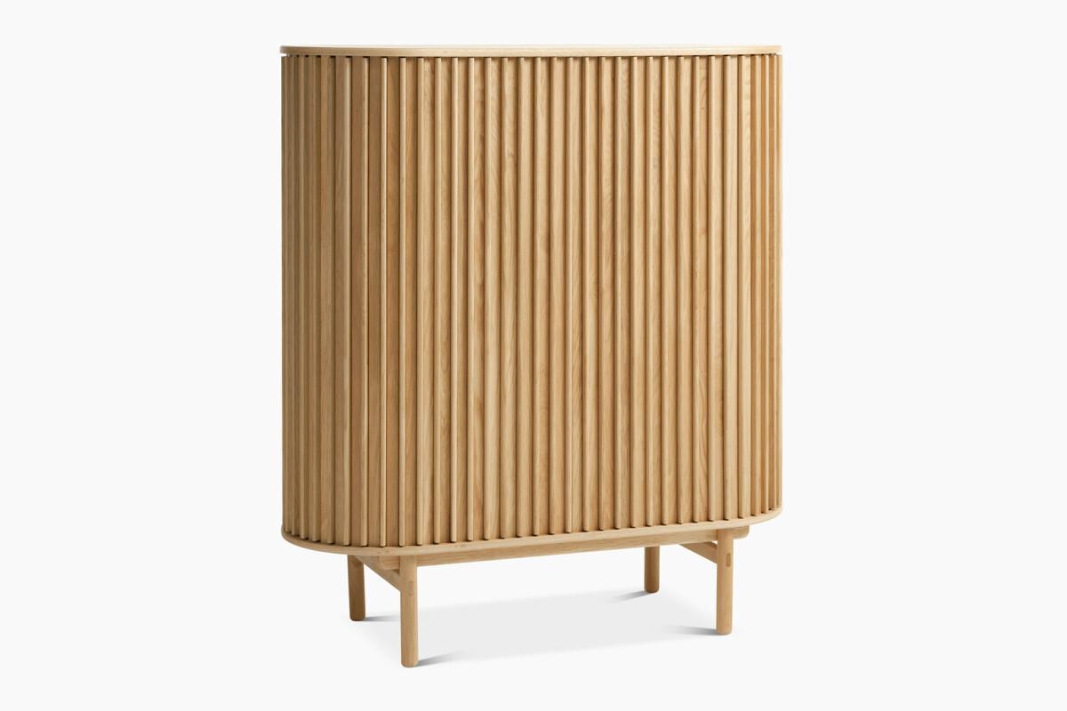 Inkoo_cabinet_1 Inkoo-kaappi sopii hyvin astiakaapiksi keittiöön, säilytyskaapiksi makuu- tai työhuoneeseen, ja jopa eteiseen. Ovet kaartuvat kauniisti kaapin kylkiä pitkin sivuille säästäen näin tilaa.