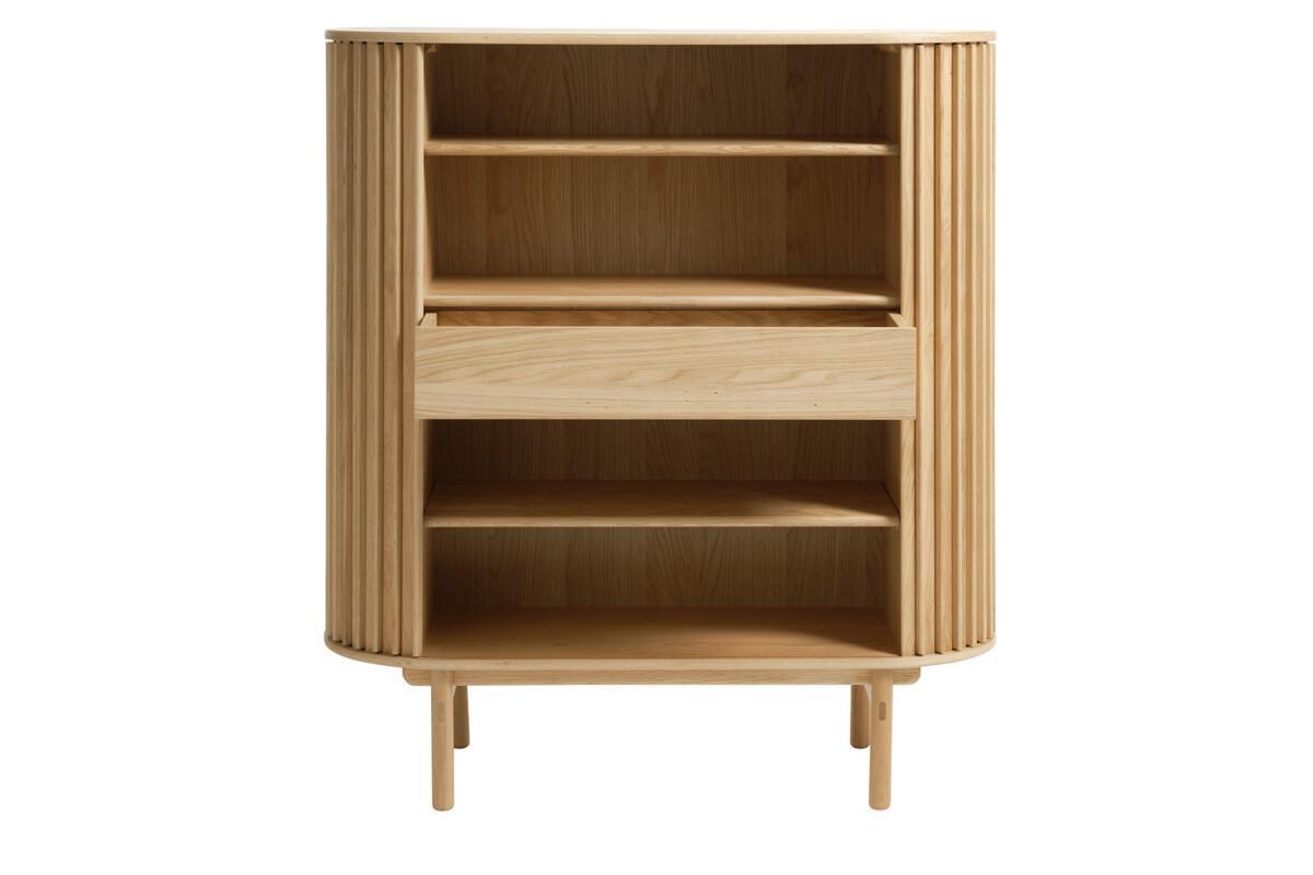 Inkoo_cabinet_6 Inkoo-kaappi sopii hyvin astiakaapiksi keittiöön, säilytyskaapiksi makuu- tai työhuoneeseen, ja jopa eteiseen. Ovet kaartuvat kauniisti kaapin kylkiä pitkin sivuille säästäen näin tilaa.