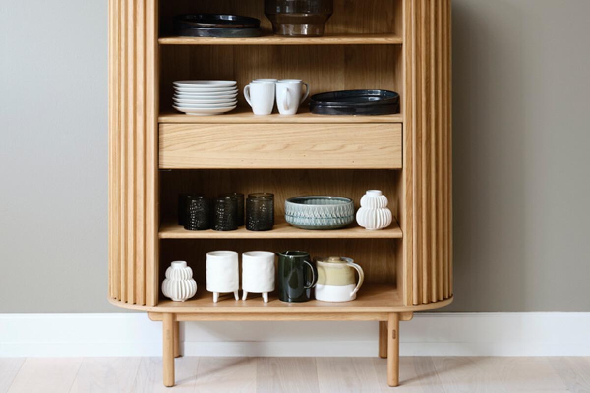 Inkoo_cabinet_miljöö_2_digi Inkoo-kaappi sopii hyvin astiakaapiksi keittiöön, säilytyskaapiksi makuu- tai työhuoneeseen, ja jopa eteiseen. Ovet kaartuvat kauniisti kaapin kylkiä pitkin sivuille säästäen näin tilaa.